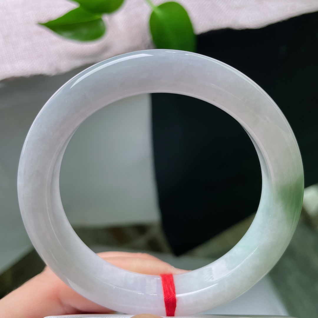56.7/12.3/9.5，飘绿正圈，棉线，玉质细腻柔和，水头清亮，局部晕开清新翠色，简约平安镯型端庄大方。ss59583a