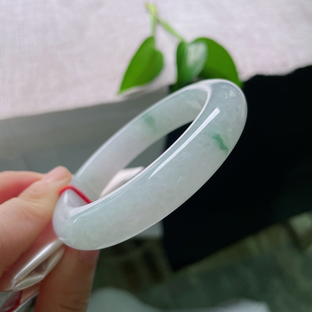 57/12.4/9.3，飘花正圈，晶体纹，淡淡柔光裹着飘散的绿花，底子干净清爽，正圈版型端庄，衬得手腕纤细雅致。ss59546a