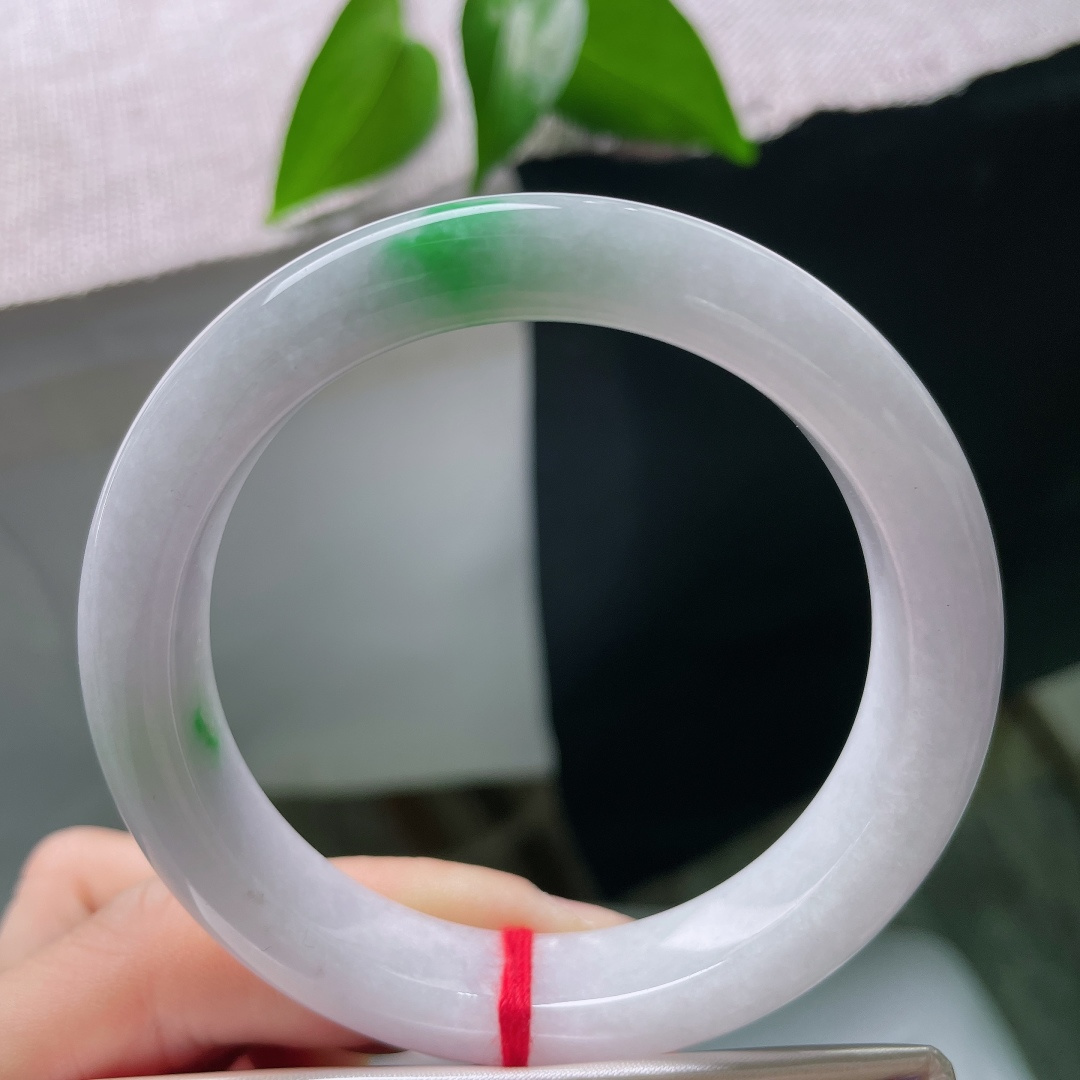 55.8/11.6/9.1，飘绿正圈，一点皮纹，白润底带着一抹翠绿，温润柔和，典雅别致，自带朦胧梦幻氛围感。ss59652a