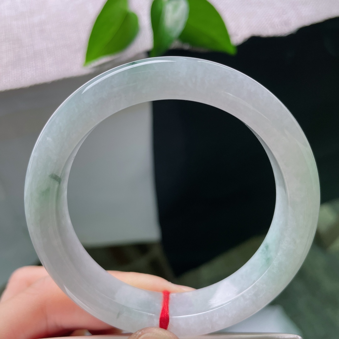 57/12.4/9.3，飘花正圈，晶体纹，淡淡柔光裹着飘散的绿花，底子干净清爽，正圈版型端庄，衬得手