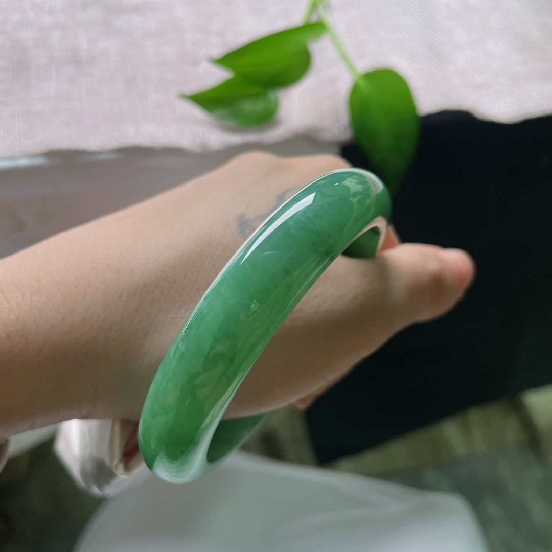 57.9/12.9/8.3，满色正圈，晶体，深湖绿翡翠平安镯，种水温润，满圈浓郁青绿，色泽沉稳，自带端庄典雅的东方气韵。ss59268a