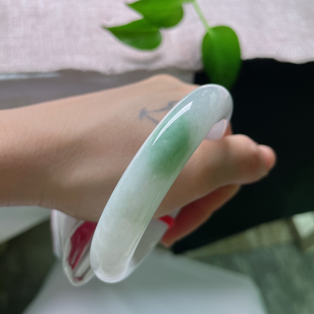 56.7/12.3/9.5，飘绿正圈，棉线，玉质细腻柔和，水头清亮，局部晕开清新翠色，简约平安镯型端庄大方。ss59583a