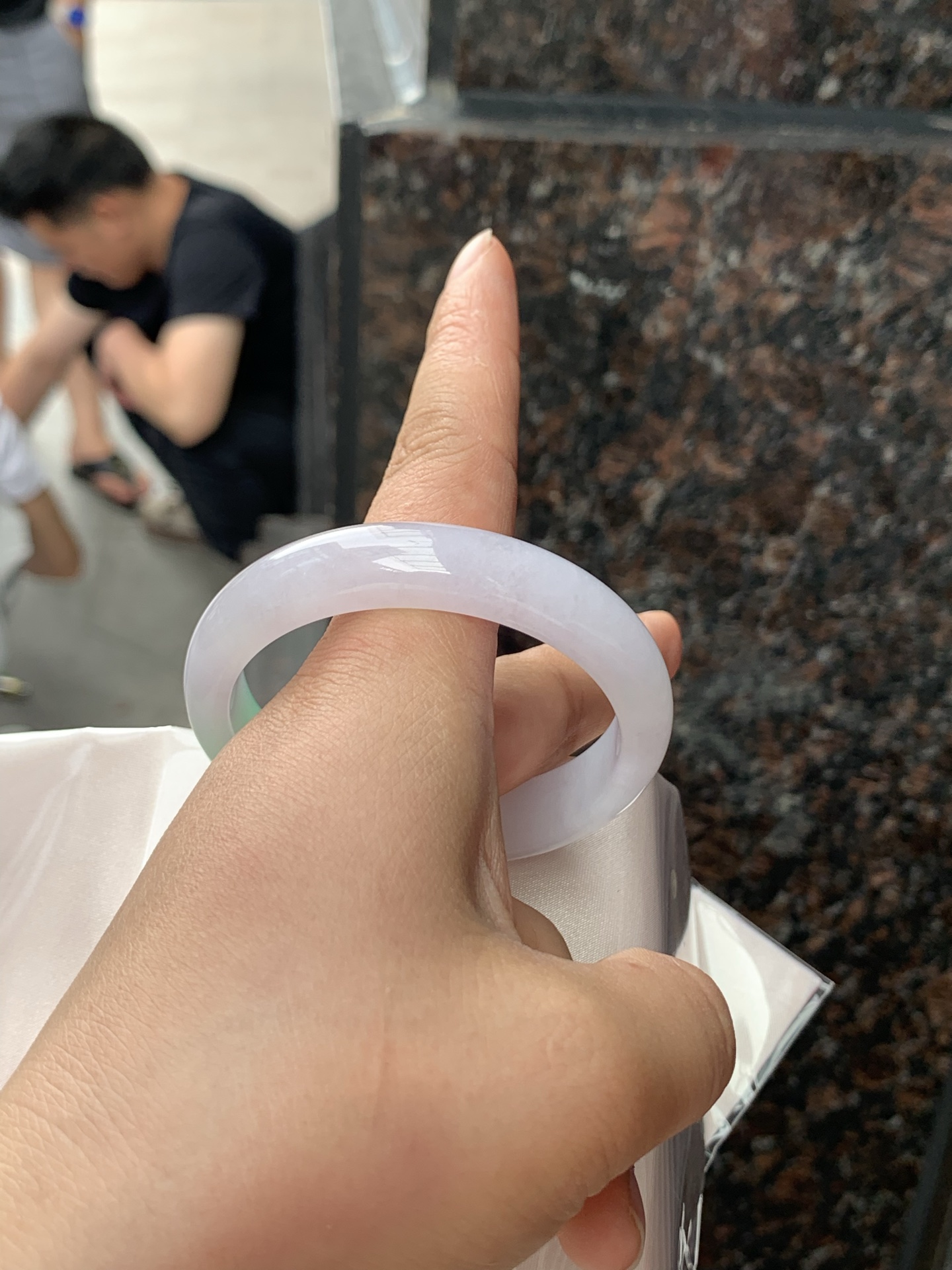 淡春彩正圈，52-11.9-7.3，0422-4A98，无裂，底妆水润，淡淡粉底色和阳绿花搭配，如春天的繁华。在岁月的长河流转中绽放着独特的魅力，气质温婉而迷人。