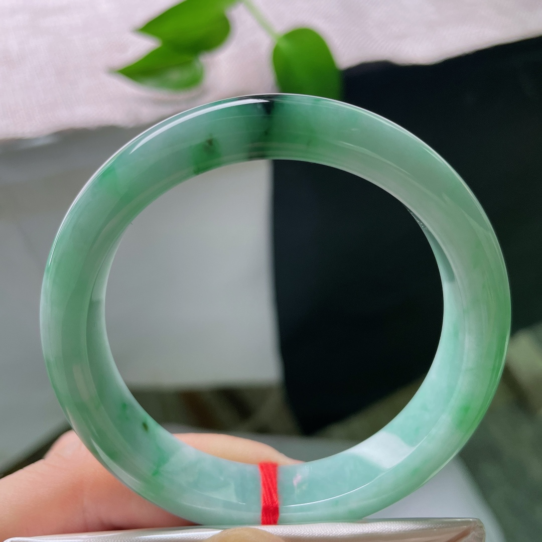 55.8/12.3/8.9，飘花正圈，无裂，温润绿底承托写意花影，底色醇厚，飘花灵动，绿意与花痕相融