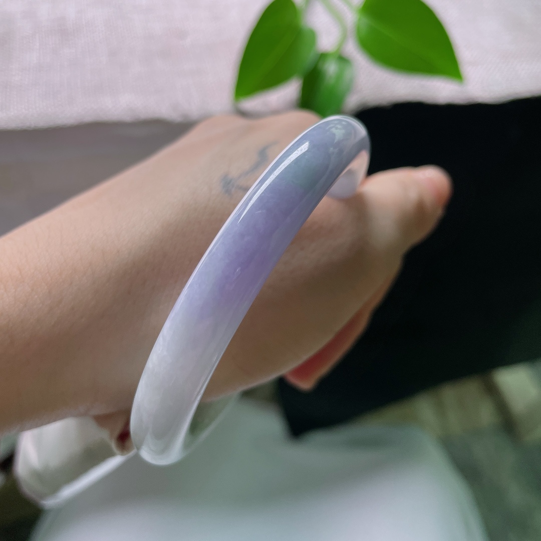 55.2/10.1，圆条，无裂，一半清浅底，一半柔紫漫开，紫气悠然萦绕腕间，古典氛围感十足。ss59639a