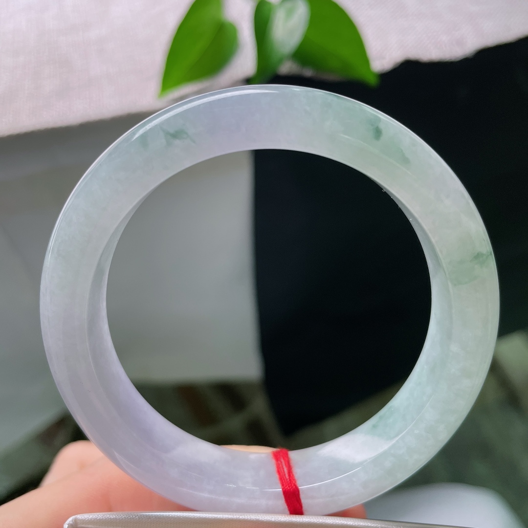 57.2/12.5/9.4，飘花正圈，皮纹，浅春底色搭配写意飘花，种老细腻，花色自然灵动，一镯藏山水