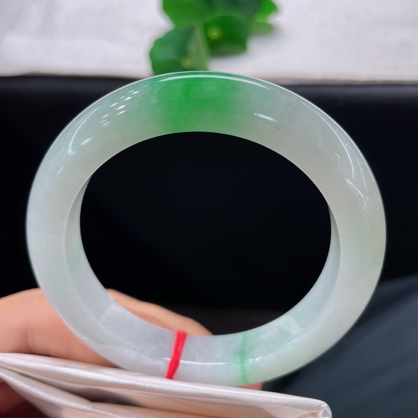 天然翡翠手镯 圈口55/10.9/10，白底青正圈，54/55可戴，白底衬鲜翠，一抹俏绿恰到好处。无