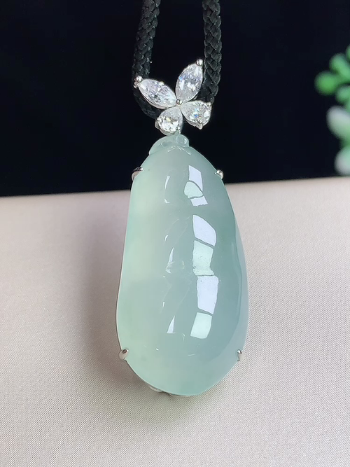 18k金镶冰种福豆，四季豆，无裂尺寸36.5-13.5-8.6，裸石2.75-13.5-4.5mm，