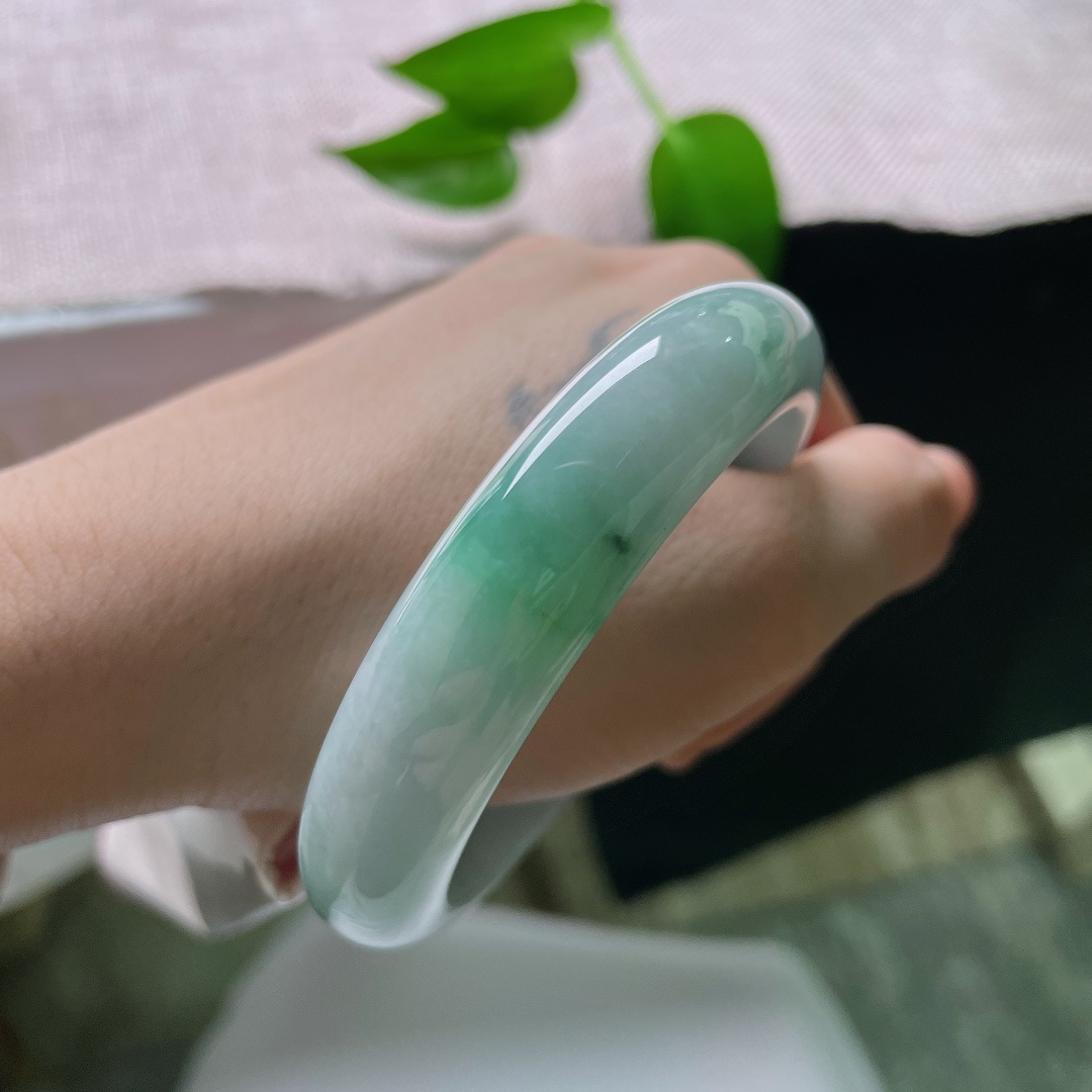 55.8/13.7/8.7，飘花正圈，一点皮纹，温润细腻，镯身圆润，花影飘逸，温柔之中藏着一丝俏皮的灵气。ss59281a