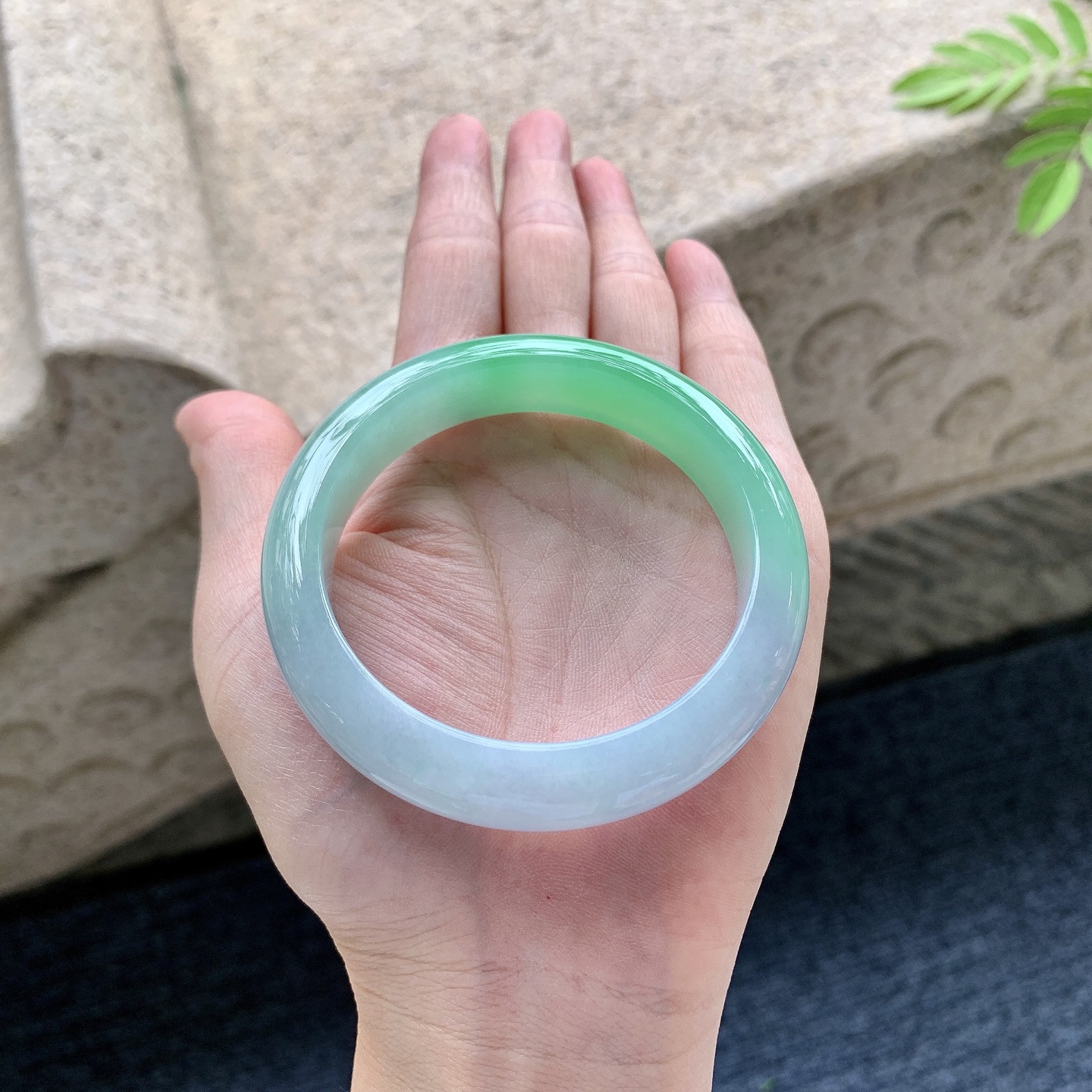正圈53 54 圈口54.7/12.3/8.4 编码A6092508 冰糯春彩，阳绿，水润，种老，细腻，无裂