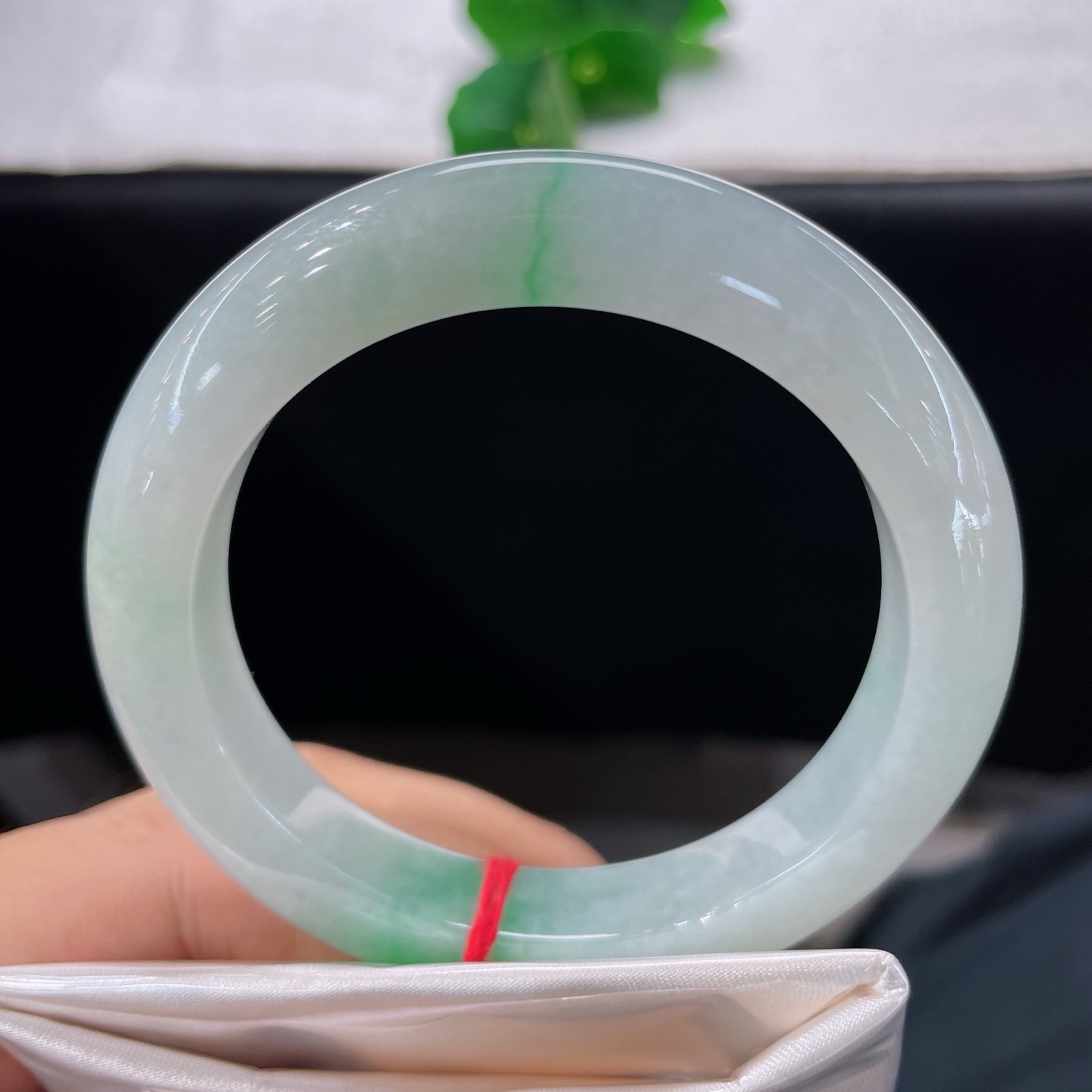 天然翡翠手镯 圈口55/10.9/10，白底青正圈，54/55可戴，白底衬鲜翠，一抹俏绿恰到好处。无裂。