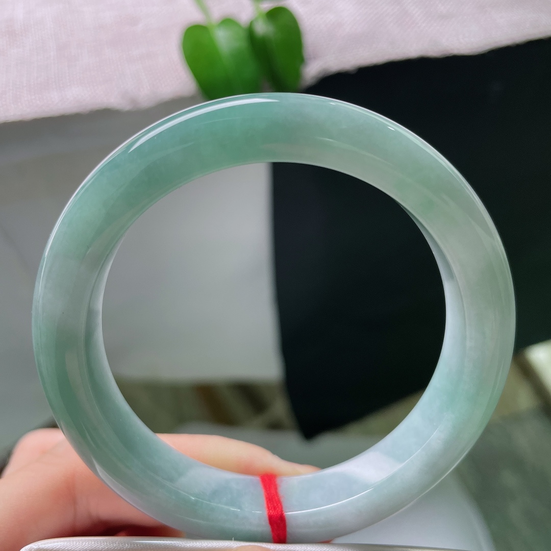57/12.1/9.1，蓝底正圈，晶体，一汪湖光凝于玉镯，绿调温润不张扬，柔光内敛，自带诗意氛围感。