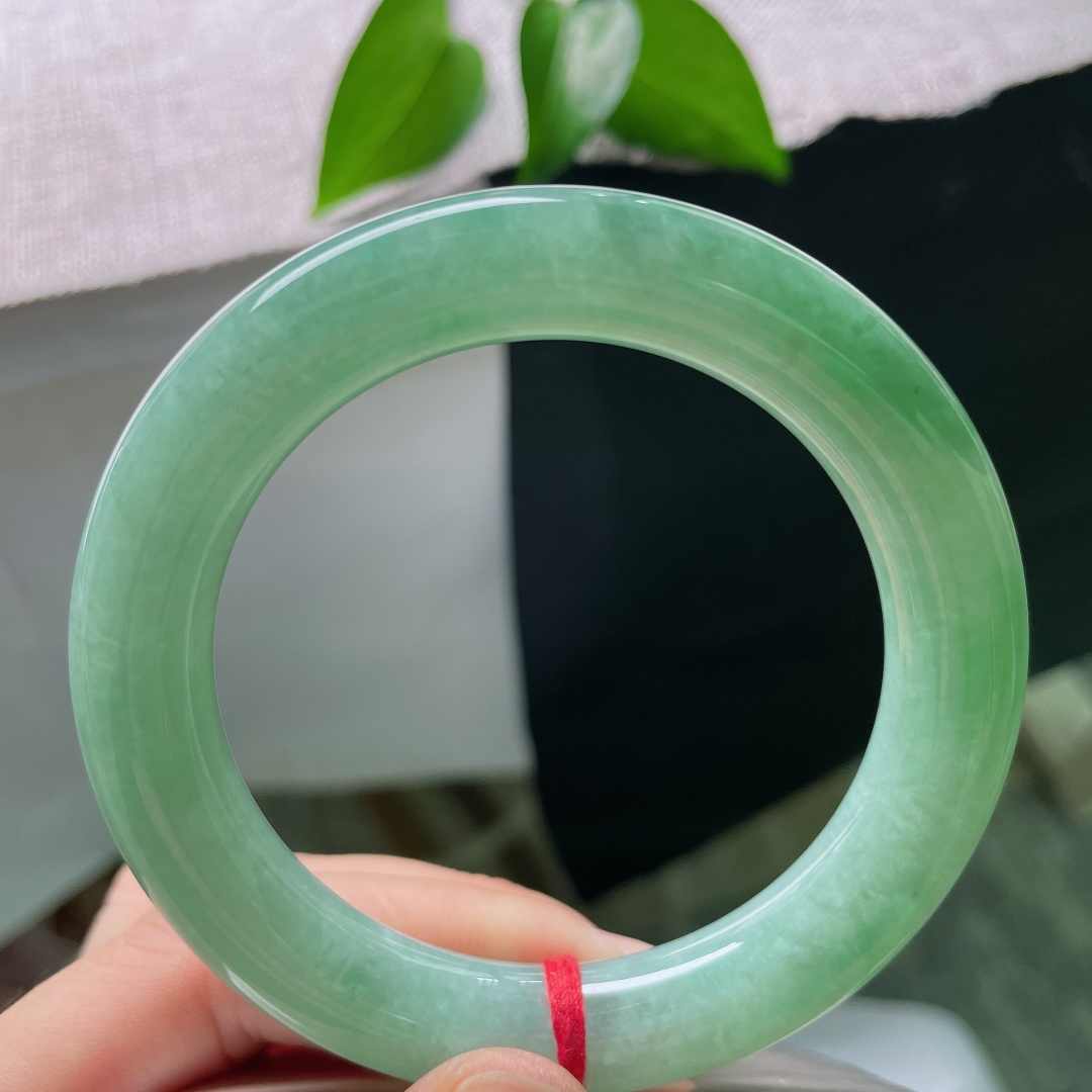 56.8/11.1，满色圆条，无裂，如水湖翠温润莹亮，圆条版型圆润敦实，满圈柔和青绿，沉静雅致耐人回