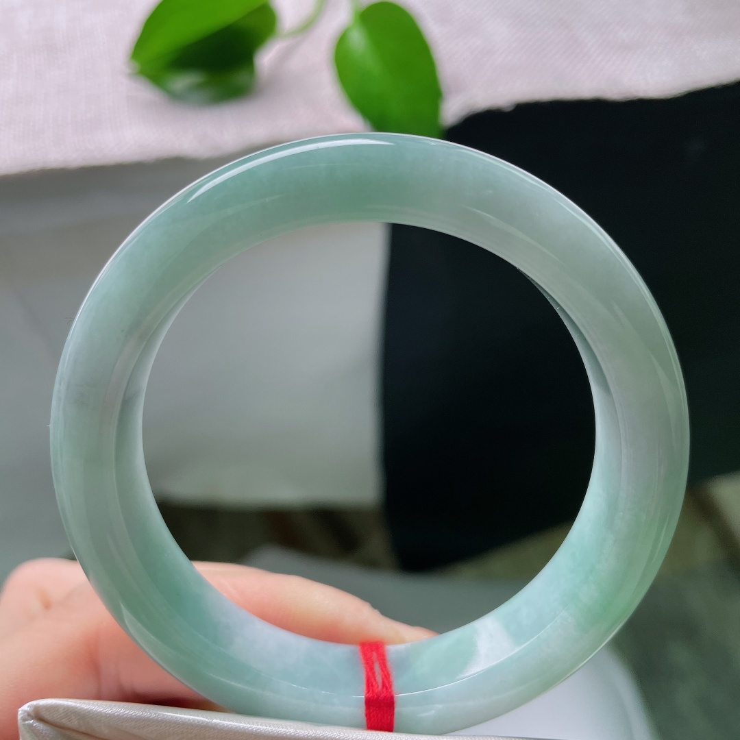 54.2/11.9/8.7，蓝底正圈，晶体，玉质冰润细腻，满圈清润湖绿色调，水头通透，平安镯型端庄大