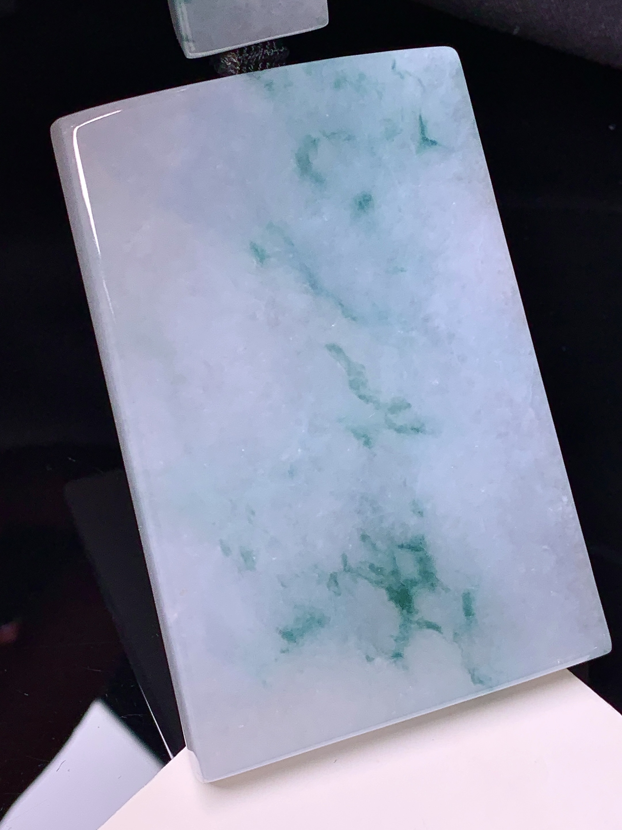 飘绿无事牌吊坠 玉质细腻 色泽艳丽清新 水润亮眼 整体尺寸60.8*41*6.2 w1