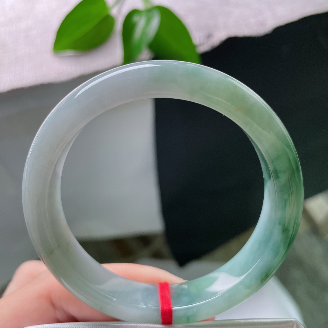 55.8/12.1/8.5，飘花正圈，棉线，飘黄翡，白净通透的底子，深色飘花如烟似雾，虚实相生，自带山水意境，温婉独特。ss59410a