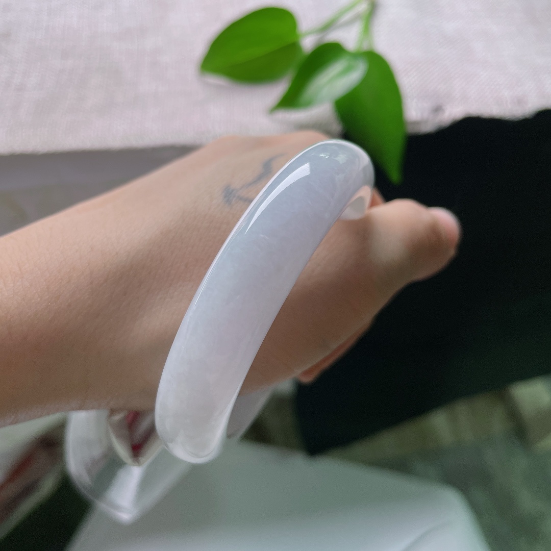 53/12.8/8.5，白月光正圈，晶体线，糯润洁白玉底，质地细腻柔和，素净通透，简约平安镯型，温润干净如月光。ss59580a