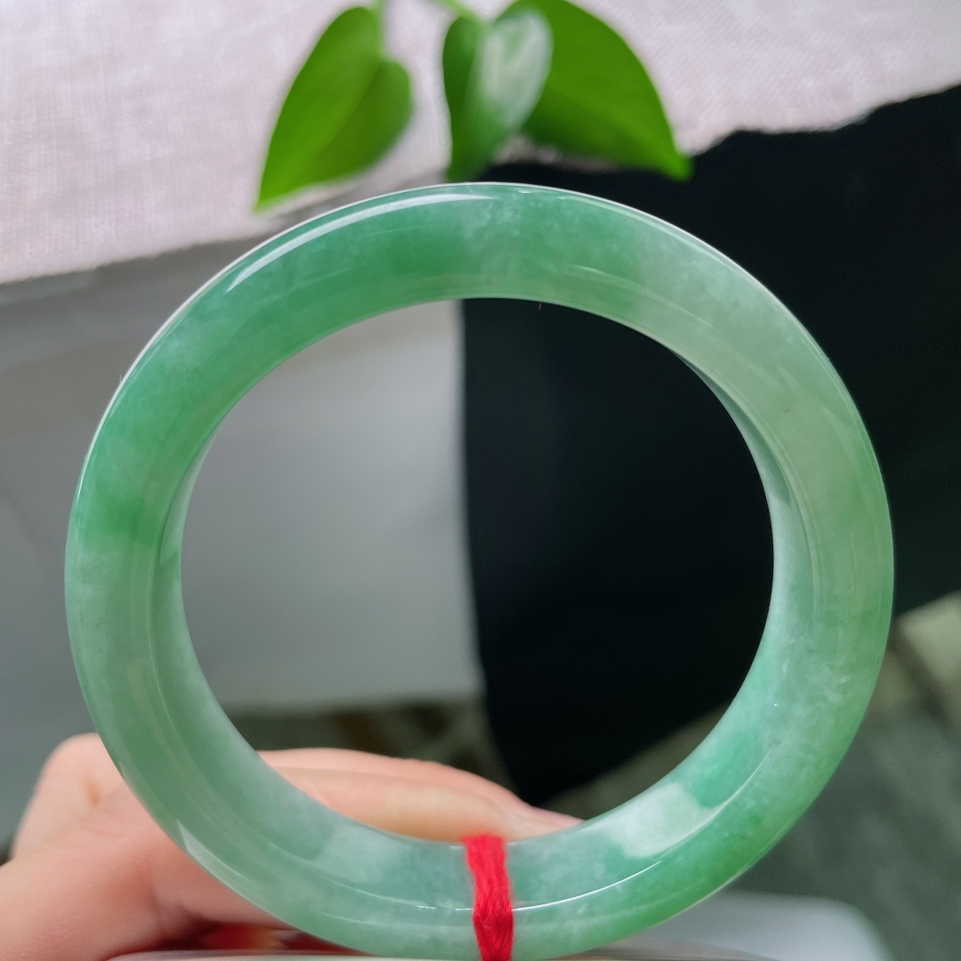 55.3/12.3/8.6，绿底正圈，无裂，通体匀净湖绿色调，冰润莹透玉质，绿意温婉绵长，腕间沉淀一
