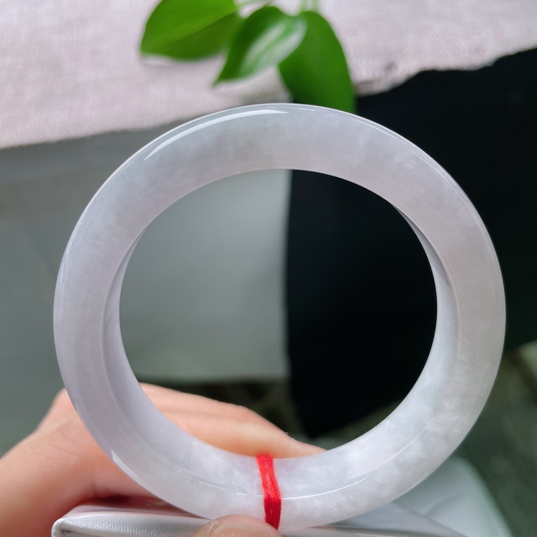 53/12.8/8.5，白月光正圈，晶体线，糯润洁白玉底，质地细腻柔和，素净通透，简约平安镯型，温润干净如月光。ss59580a