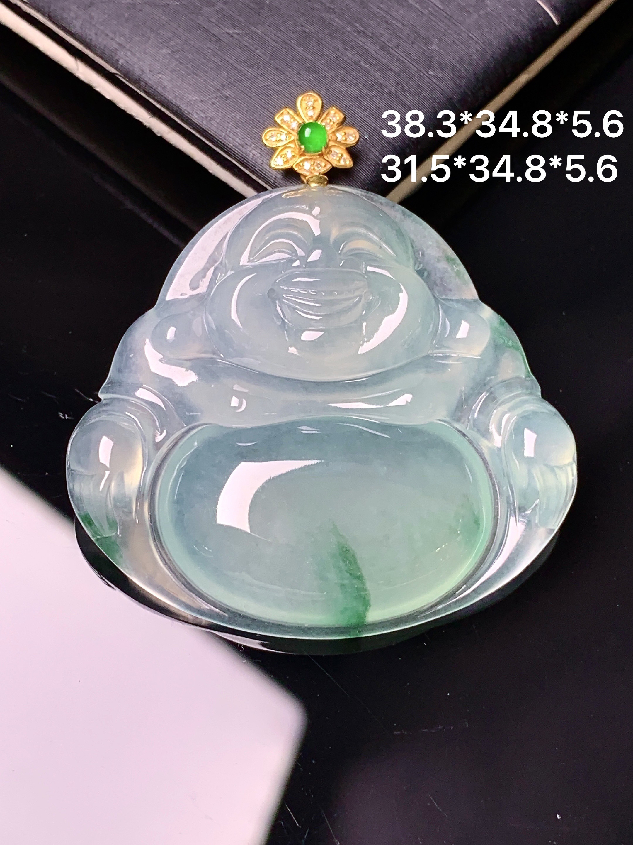 18k金镶嵌飘绿佛公吊坠 玉质细腻 色泽艳丽清新 水润亮眼 整体尺寸38.3*34.8*5.6 d1
