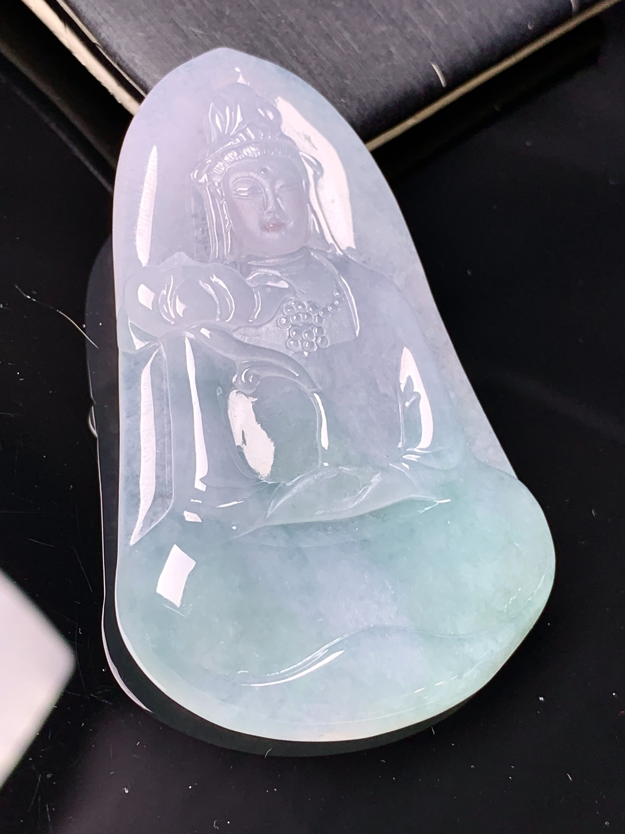 飘绿观音菩萨吊坠 玉质细腻 色泽艳丽清新 水润亮眼 整体尺寸60.8*37.8*5.8 d1