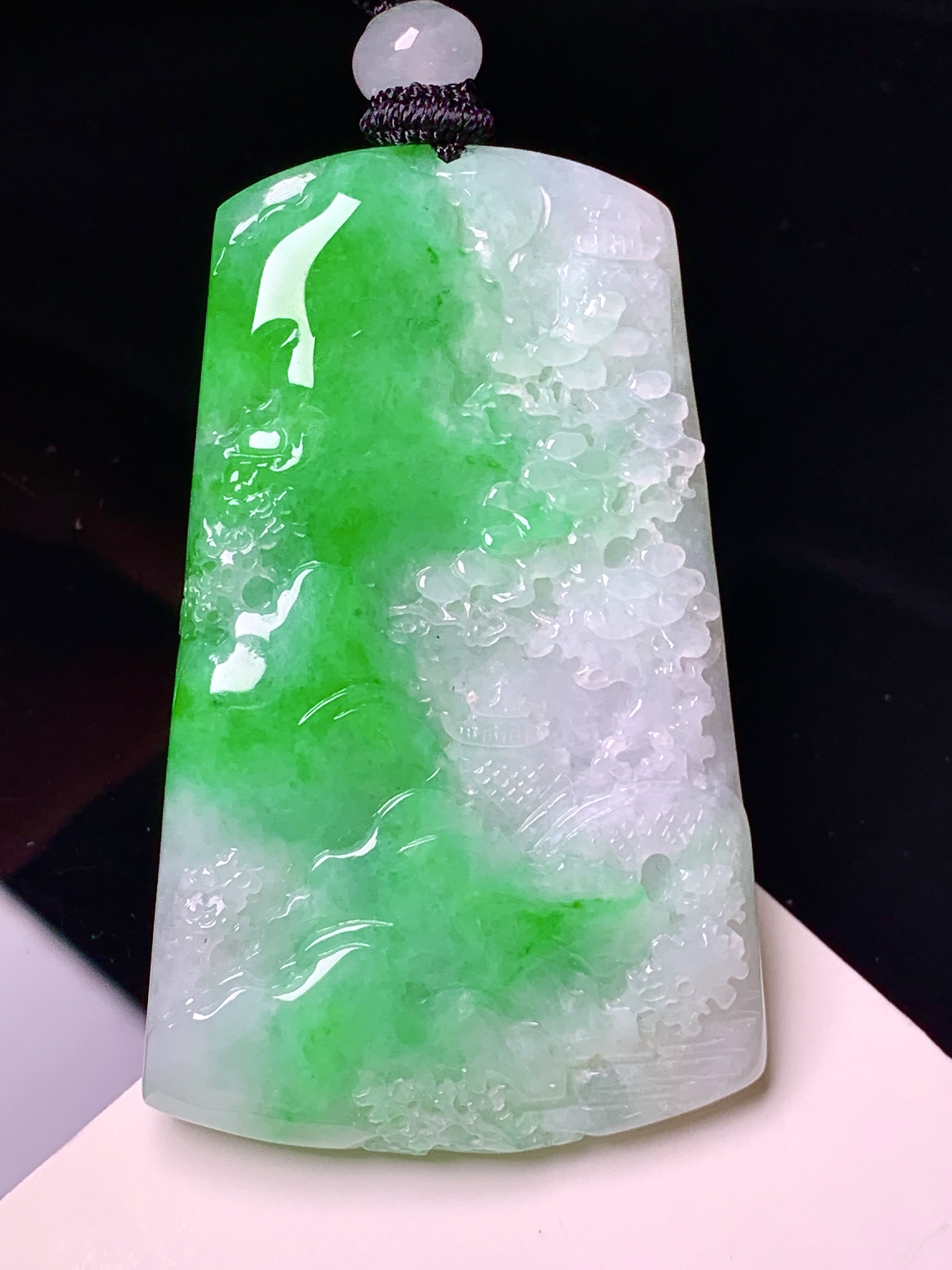 飘绿山水牌子吊坠 玉质细腻 色泽艳丽清新 水润亮眼 整体尺寸50.8*31.6*5.8 w1