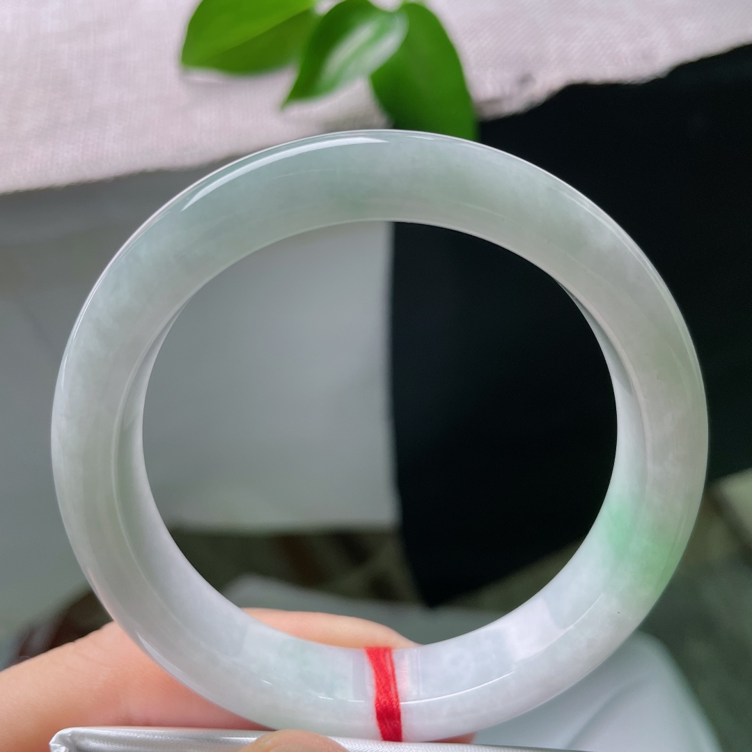 56.8/12.3/8.2，飘绿正圈，晶体线，温润柔和底色氤氲浅浅紫调，一段清新翠色悠然晕染，紫绿相融，温婉雅致。ss59579a