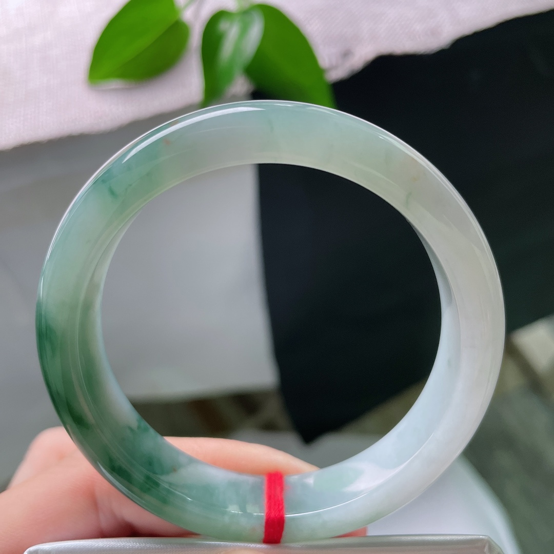 55.8/12.1/8.5，飘花正圈，棉线，飘黄翡，白净通透的底子，深色飘花如烟似雾，虚实相生，自带山水意境，温婉独特。ss59410a