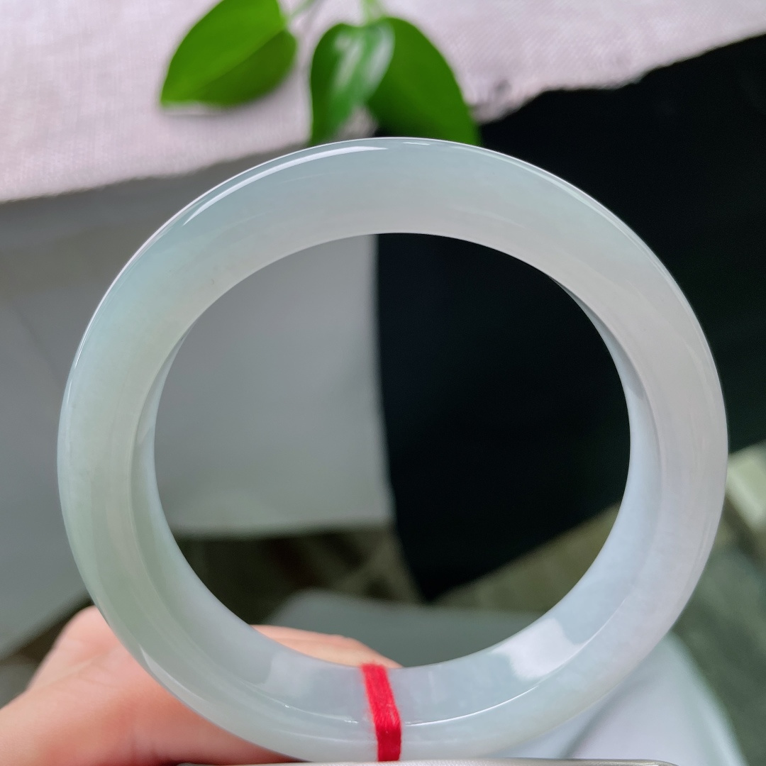 57.5/12.2/9.0，蓝底正圈，一点皮纹，澄澈冰底晕染温润晴色，色泽均匀柔和，素面无杂，简约耐看。ss59105a