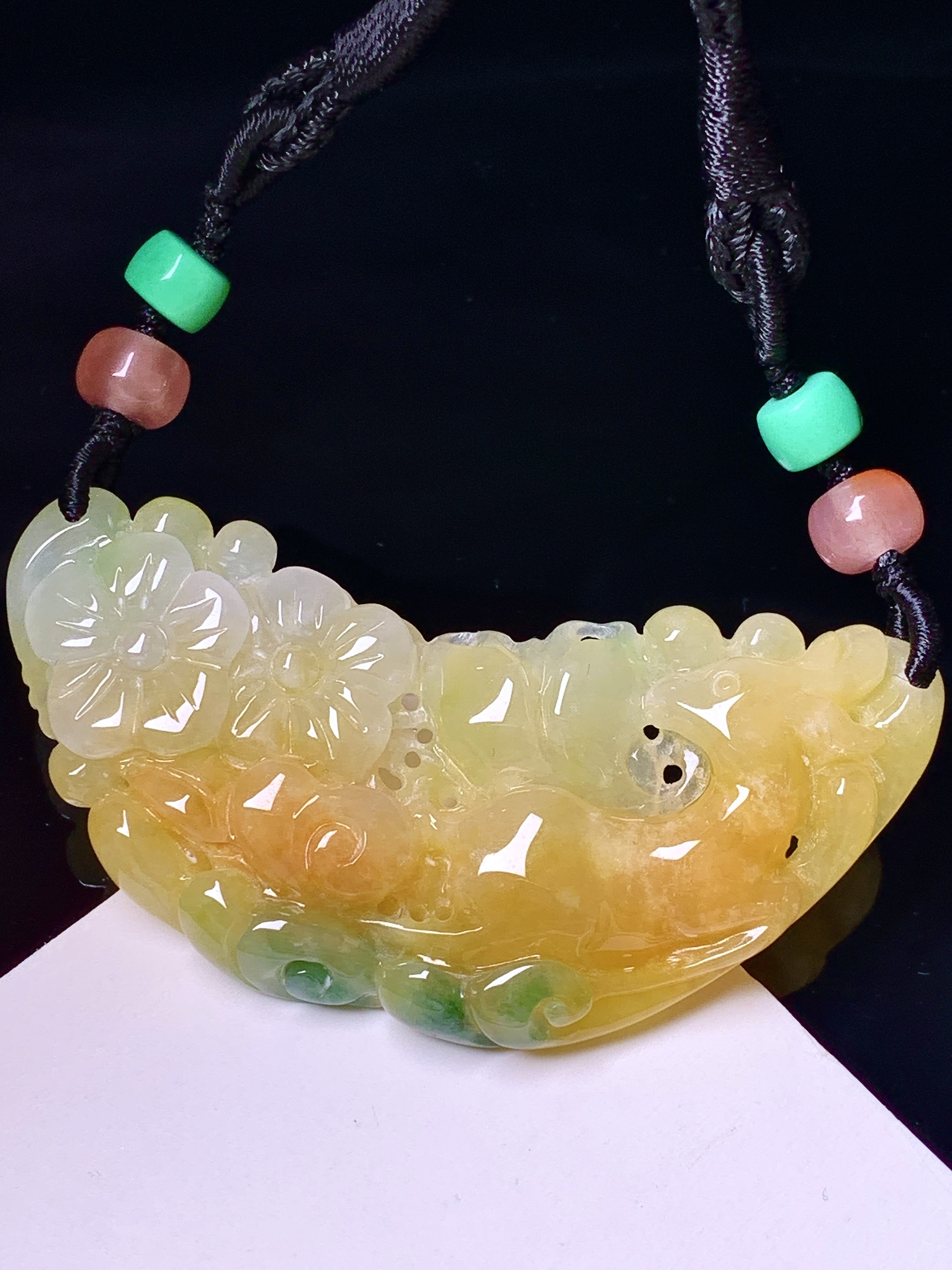 黄翡飘绿花开富贵吊坠 玉质细腻 色泽艳丽清新 水润亮眼 整体尺寸54*24.5*6.3 w1