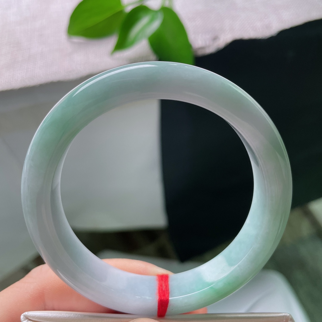 55.5/12.3/8.8，正圈，一点皮纹，淡淡的粉紫春底，晕染着清新绿调，玉质细腻温润，紫绿相融，