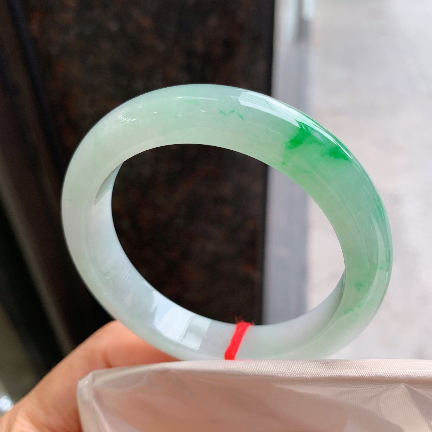 正圈飘绿 微细纹 尺寸：51.8/11.1/8.2 小圈口