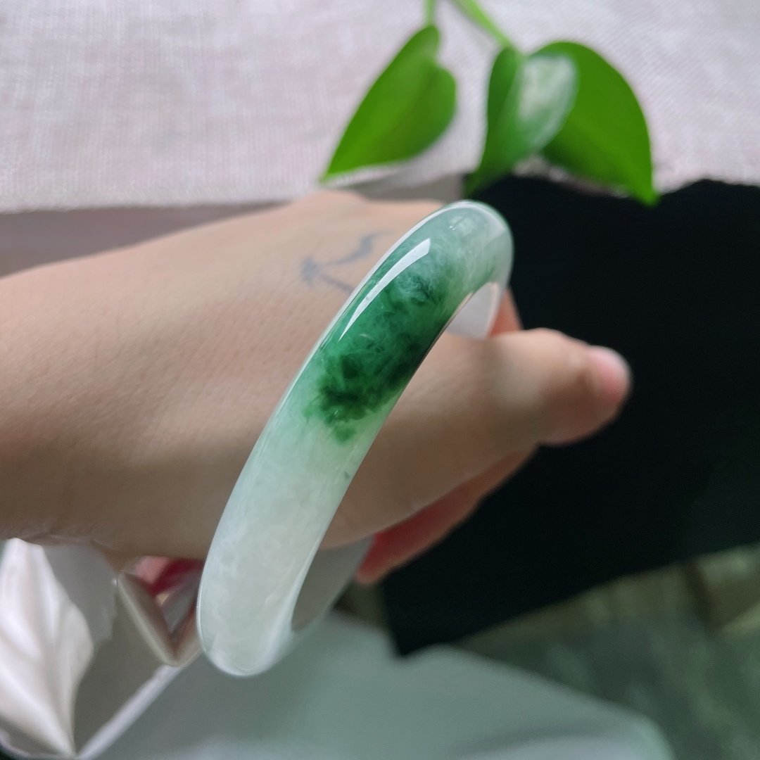 53.7/10.8/9.4，飘花正圈，一点皮纹，半圈清素冰白，半圈浓郁墨绿，山水晕染过渡自然，复古圆条，腕间揽尽山河诗意。ss59532a