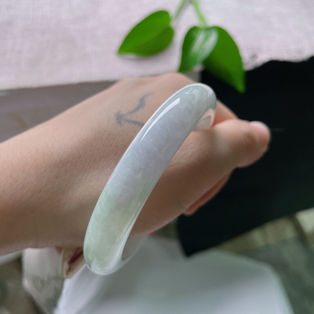 55.1/11.3/8.5，飘花正圈，无裂，温润白净玉底，几缕清新淡绿悠然点缀，翠色轻柔弥散，清雅柔和，灵气盎然。ss59533a