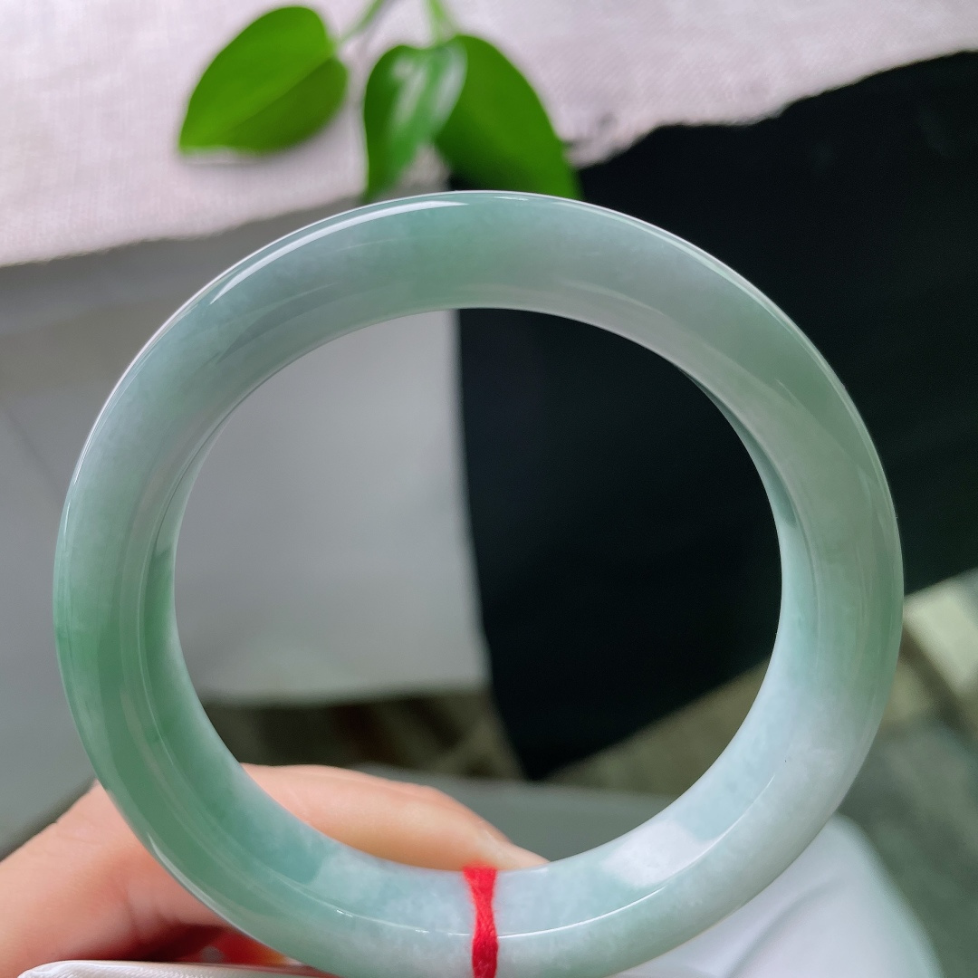 56.4/12.1/9，蓝底正圈，一点皮纹，玉质通透细腻，色调静谧柔和，上手清冷显白，百搭耐看。ss59263a