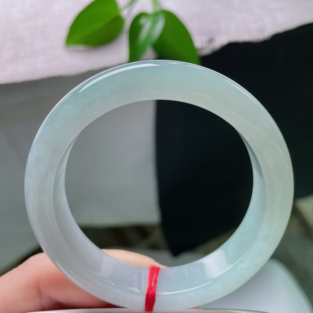 53.5/13.1/8.9，蓝底正圈，晶体，冰种质地匀净细腻，满圈淡雅晴色调，水头清亮，平安镯型端庄