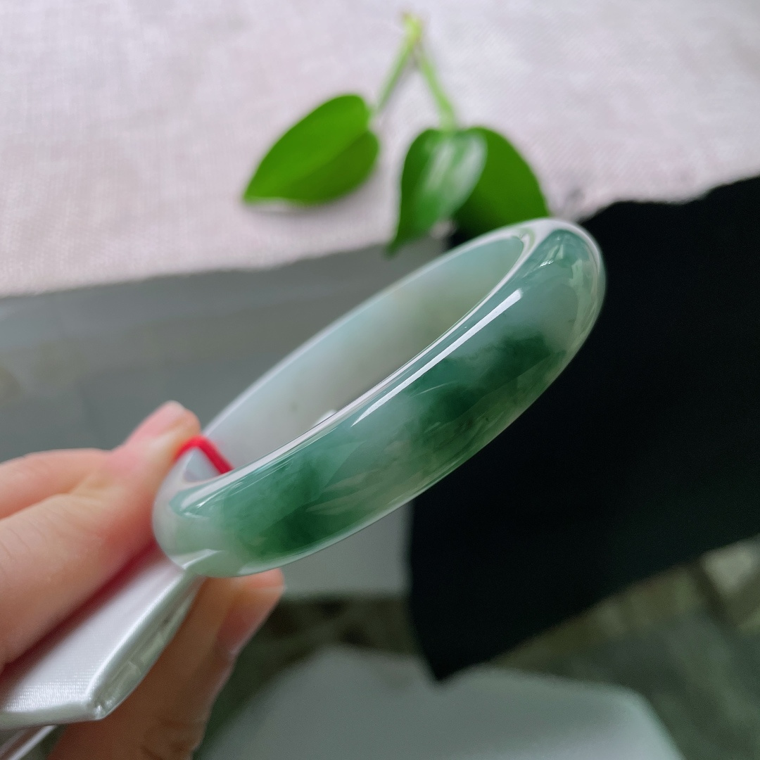 55.8/12.1/8.5，飘花正圈，棉线，飘黄翡，白净通透的底子，深色飘花如烟似雾，虚实相生，自带山水意境，温婉独特。ss59410a