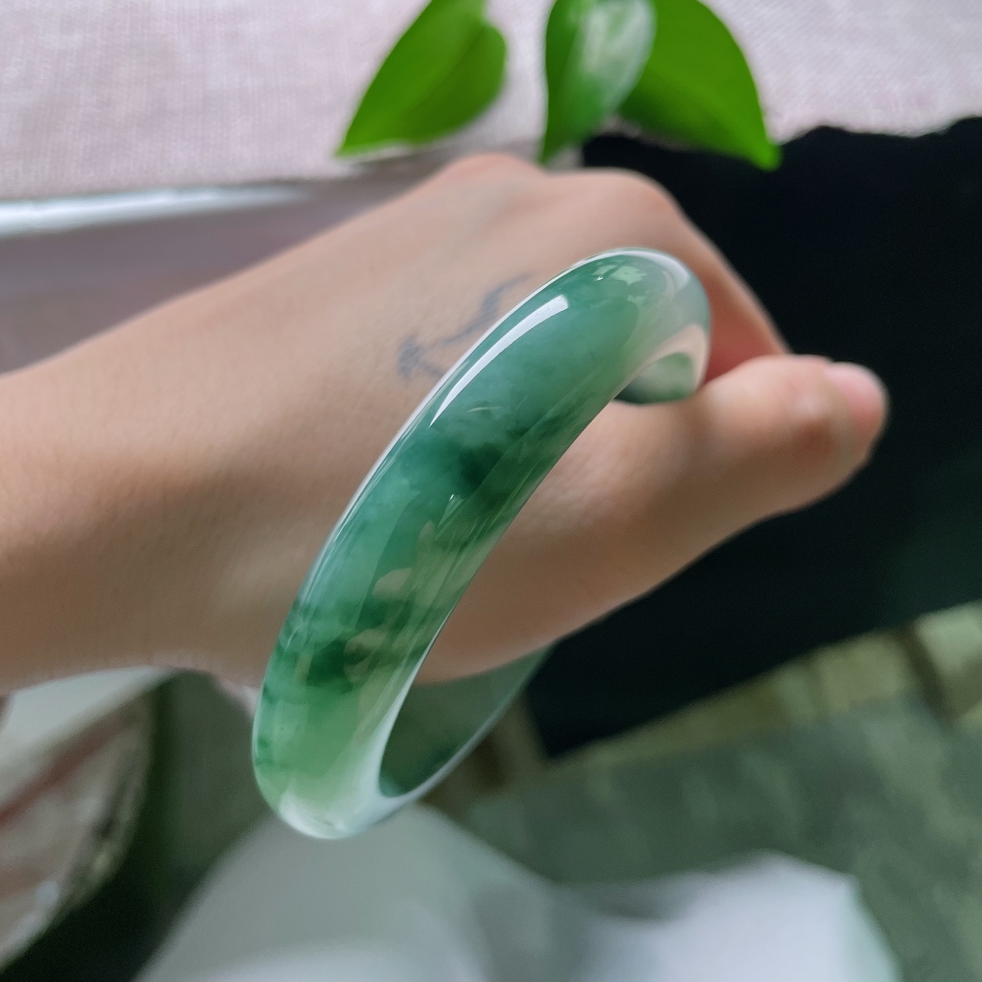 56.5/12.4/8.3，飘花正圈，无裂，冰润清透玉底，墨绿飘花如云烟漫卷镯身，水墨写意，腕间藏尽山川悠远意境。ss59427a