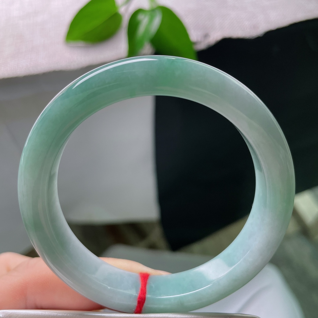 56.4/12.1/9，蓝底正圈，一点皮纹，玉质通透细腻，色调静谧柔和，上手清冷显白，百搭耐看。ss