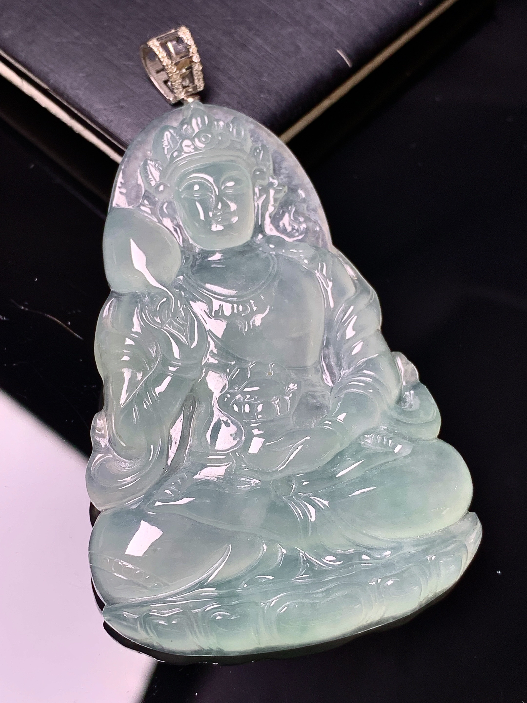 18k金镶嵌冰种度母观音吊坠 玉质细腻 色泽艳丽清新 水润亮眼 整体尺寸65*37.5*5.6 c1