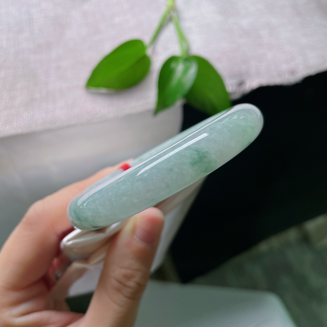 54.7/12/9.3，飘花正圈，晶体线，冰润通透玉质，灵动蓝花随性漫染镯身，似远山烟云缭绕，意境悠远诗意盎然。ss59552a