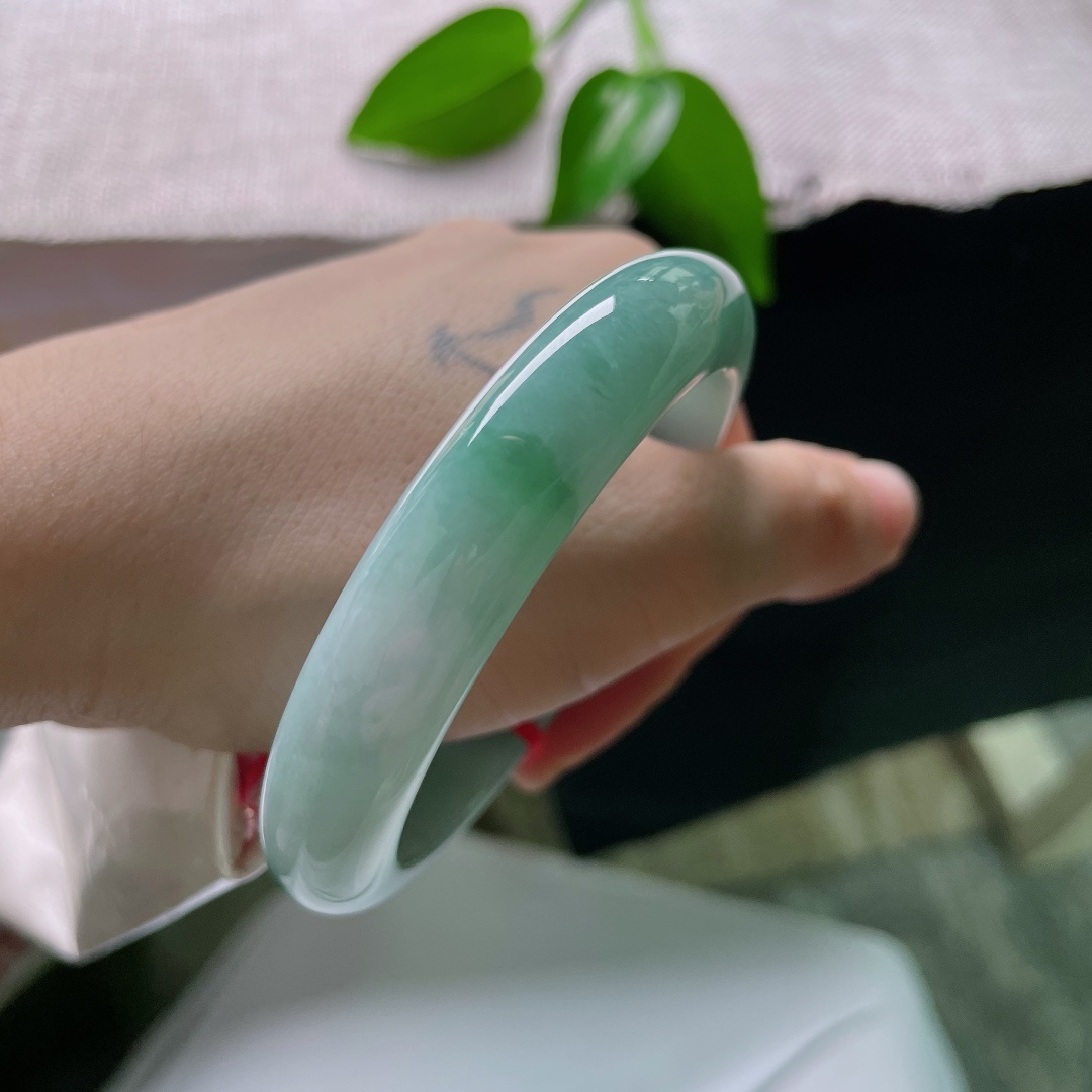 56.4/12.1/9，蓝底正圈，一点皮纹，玉质通透细腻，色调静谧柔和，上手清冷显白，百搭耐看。ss59263a