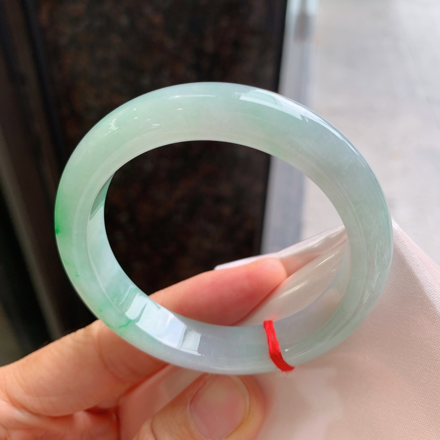 正圈飘绿 微细纹 尺寸：51.8/11.1/8.2 小圈口