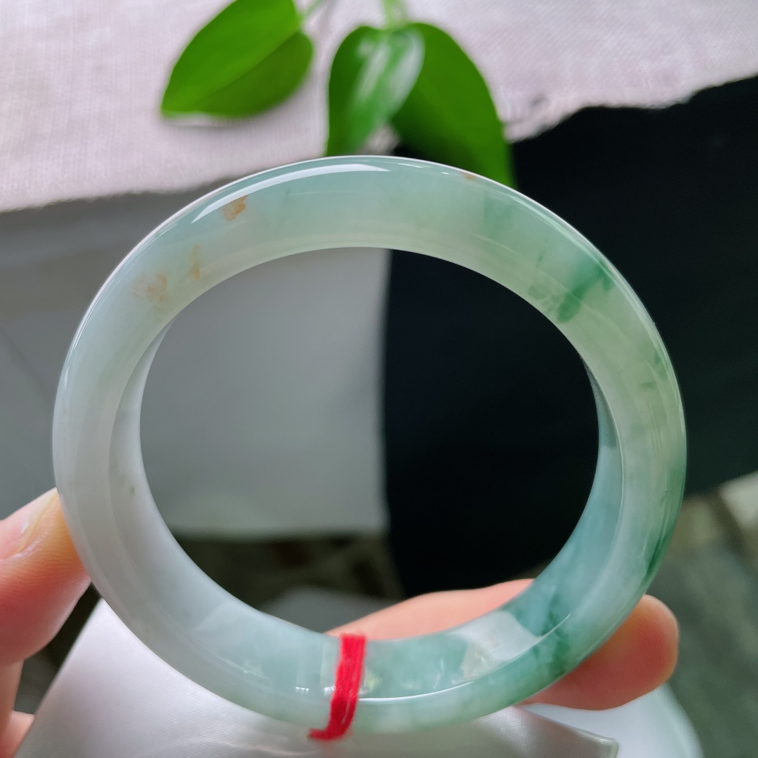 55.8/12.1/8.5，飘花正圈，棉线，飘黄翡，白净通透的底子，深色飘花如烟似雾，虚实相生，自带山水意境，温婉独特。ss59410a