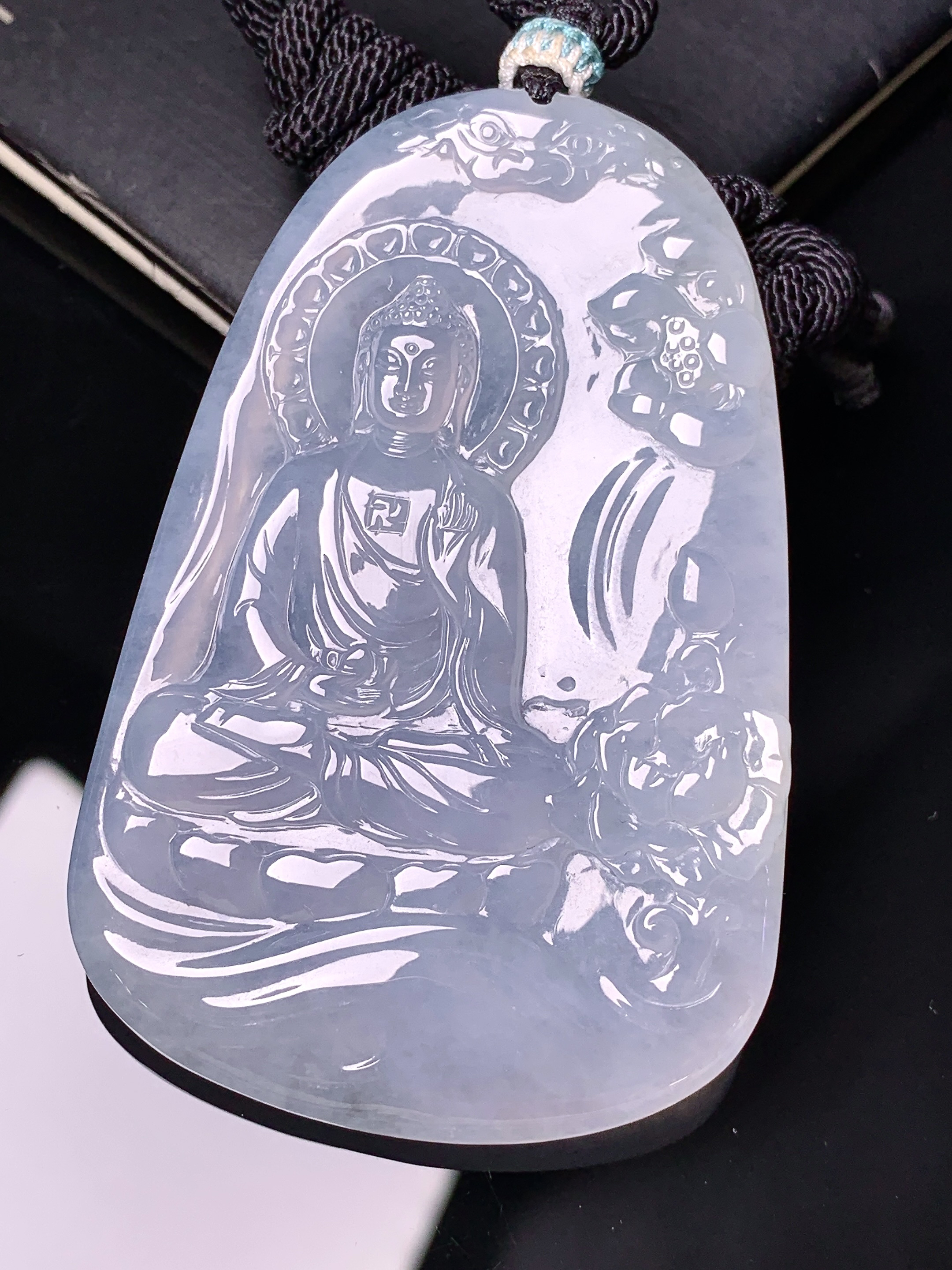 冰种大日如来佛祖吊坠 玉质细腻 色泽艳丽清新 水润亮眼 整体尺寸61*39.5*5 a5