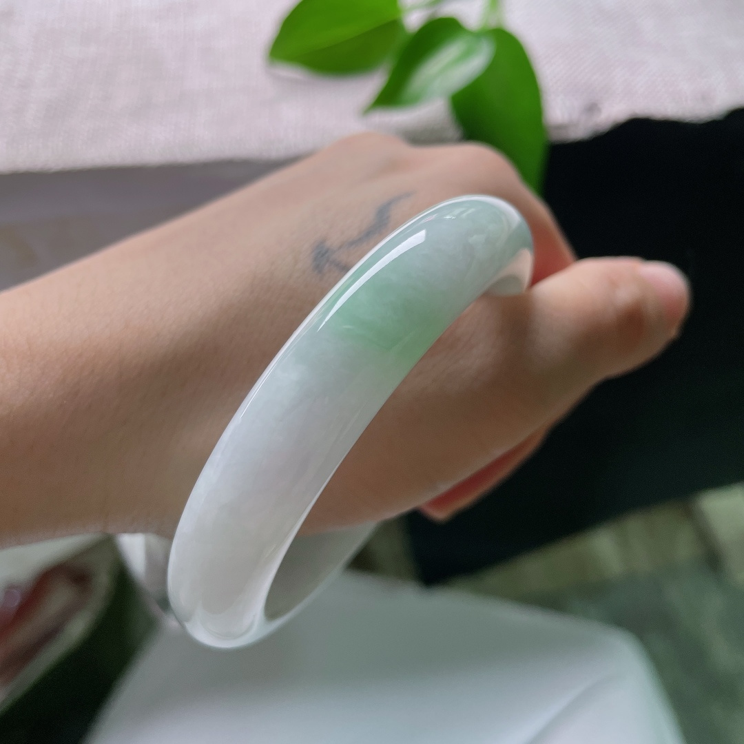 56.8/12.3/8.2，飘绿正圈，晶体线，温润柔和底色氤氲浅浅紫调，一段清新翠色悠然晕染，紫绿相融，温婉雅致。ss59579a