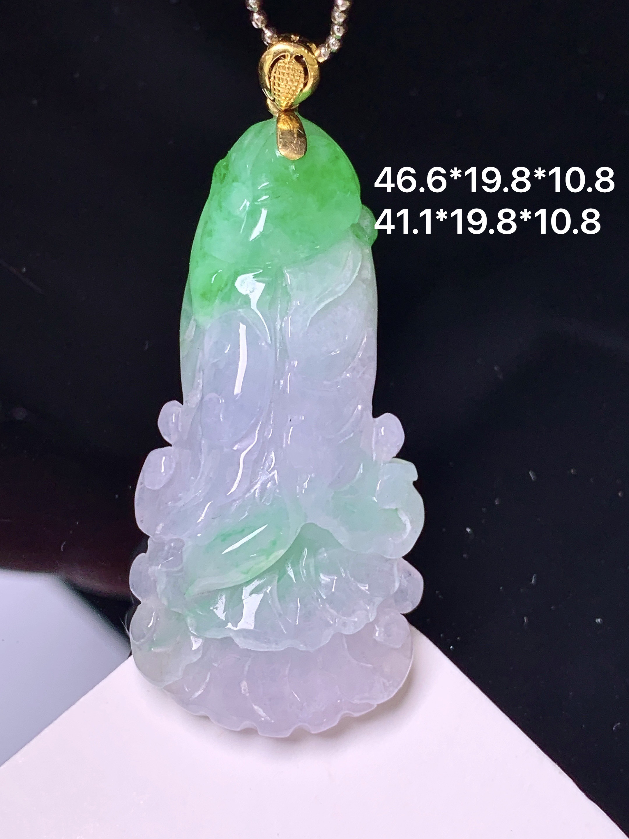 18k金镶嵌飘绿白菜吊坠 玉质细腻 色泽艳丽清新 水润亮眼 整体尺寸46.6*19.8*10.5 a5