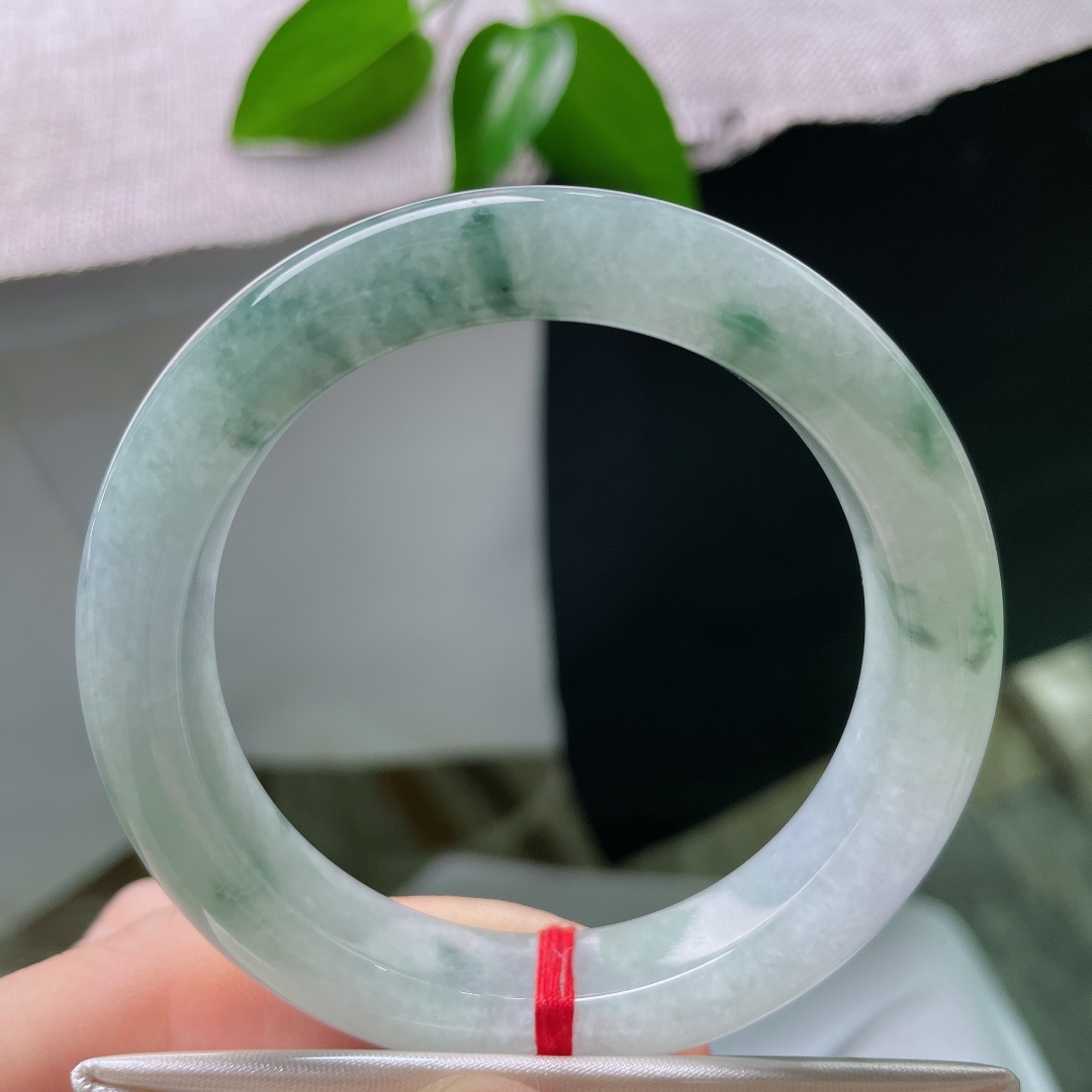 54.7/12/9.3，飘花正圈，晶体线，冰润通透玉质，灵动蓝花随性漫染镯身，似远山烟云缭绕，意境悠