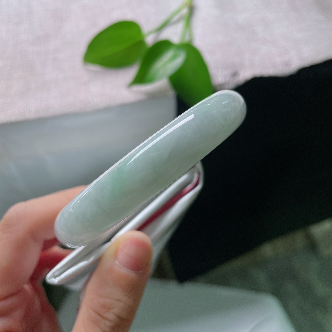 56.8/12.3/8.2，飘绿正圈，晶体线，温润柔和底色氤氲浅浅紫调，一段清新翠色悠然晕染，紫绿相融，温婉雅致。ss59579a