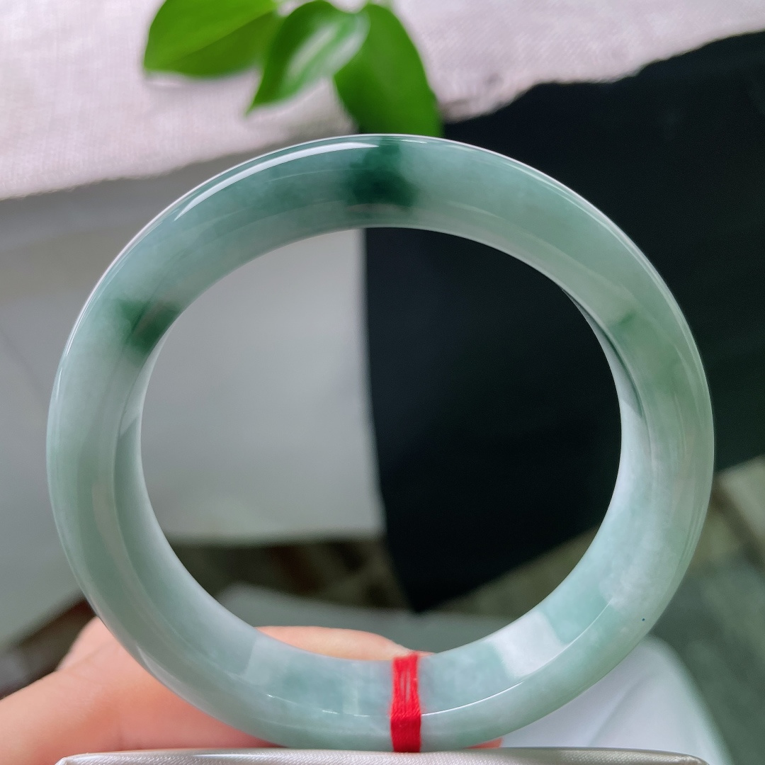 56.2/11.9/8.6，飘花正圈，无裂，清透冰蓝底，零星飘花浅浅分布，玉质胶润，清冷素雅，上手沉